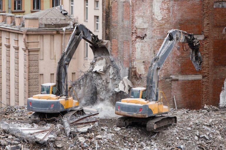 Complete mechanized demolition of a building